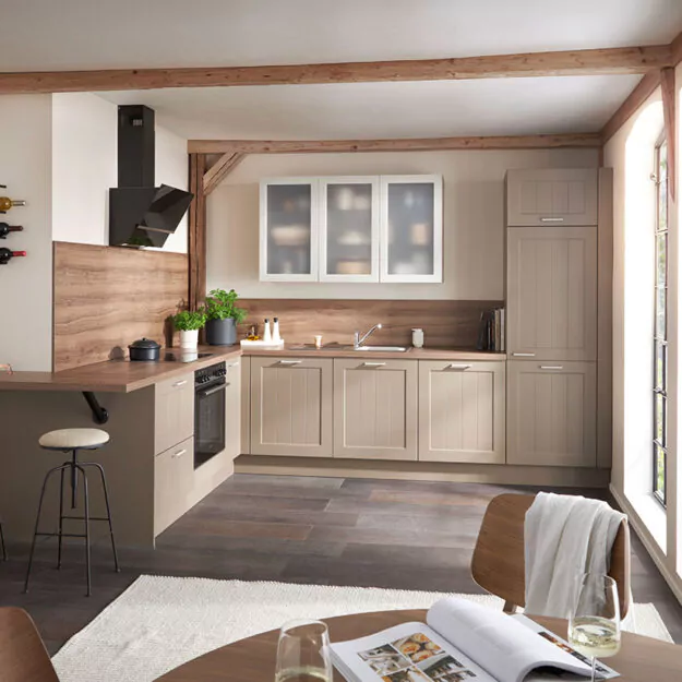 Beige Landhausküche in L-Form mit heller Holzarbeitsplatte und Nischenrückwand-