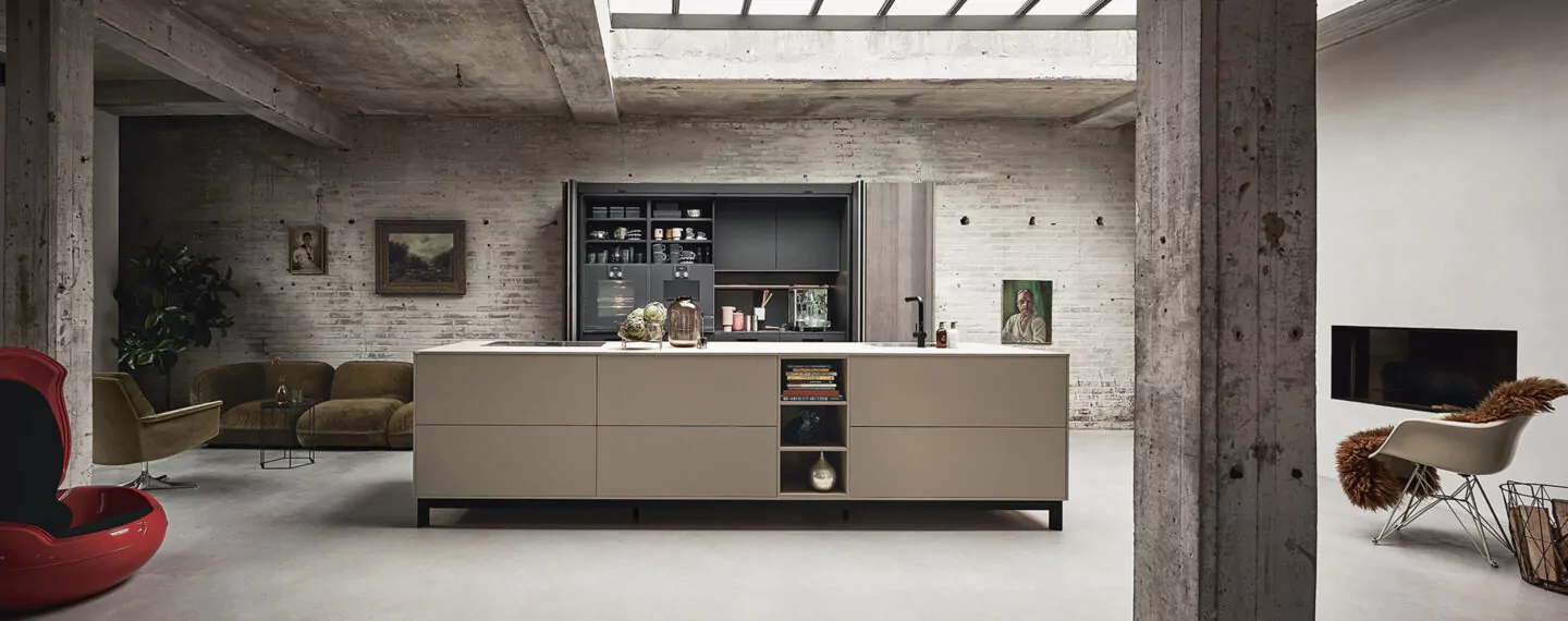 Moderne Küche in einem Loftähnliche Szenario mit cremefarbener Kochinsel.